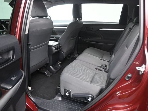 Used 2019 Toyota Highlander LE FWD image 14