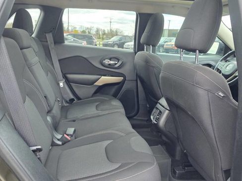 Used 2017 Jeep Cherokee Latitude FWD image 17