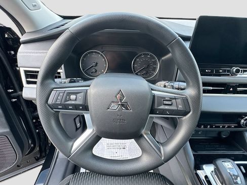 Used 2025 Mitsubishi Outlander ES FWD image 12