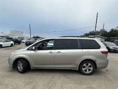 Used 2015 Toyota Sienna LE image 8