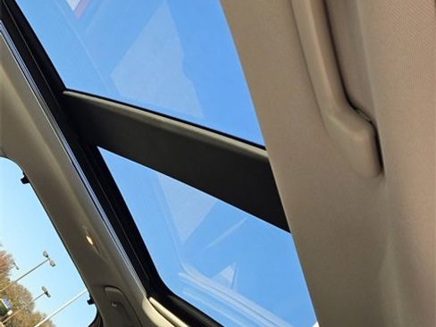 Used 2021 Nissan Rogue SL w/ Premium Package image 19