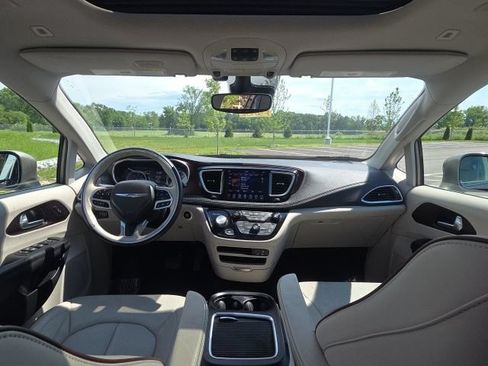 Used 2018 Chrysler Pacifica Limited w/ Advanced Safetytec Group FWD image 15