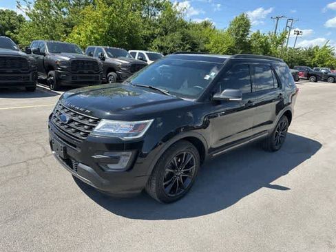 Used 2017 Ford Explorer XLT w/ Equipment Group 202A AWD/4WD image 16