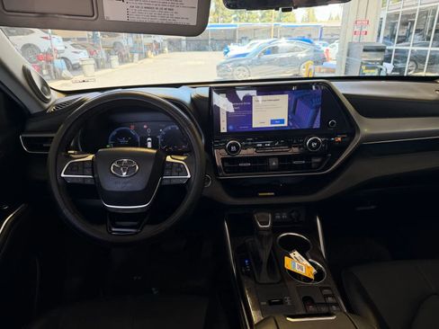 Used 2023 Toyota Highlander Platinum image 26