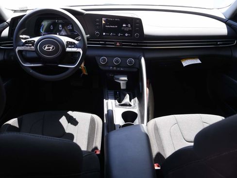 Used 2025 Hyundai Elantra SE FWD image 11