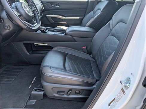 Used 2025 Nissan Pathfinder Platinum w/ Cargo Package FWD image 10