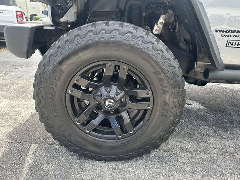 Used 2015 Jeep Wrangler Unlimited Rubicon w/ Connectivity Group AWD/4WD image 19