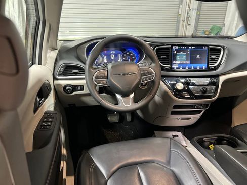 Used 2023 Chrysler Pacifica Touring-L FWD image 15
