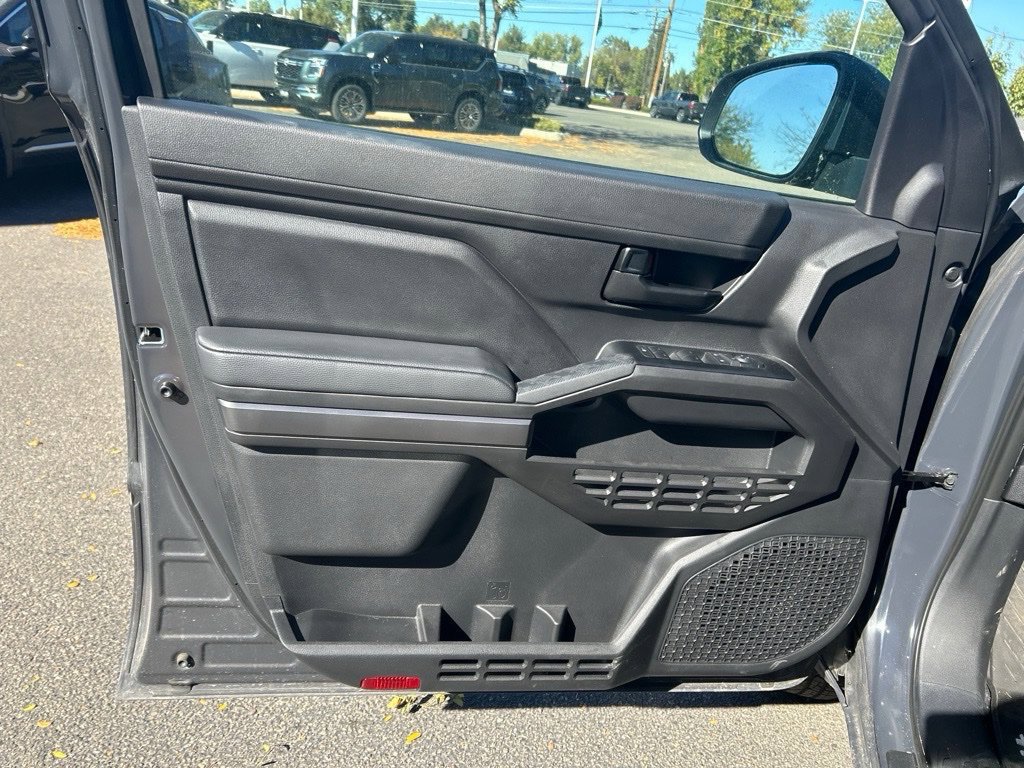 Used 2025 Toyota Tacoma SR5 AWD/4WD image 7