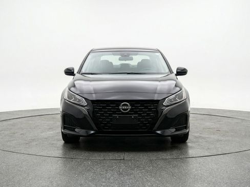 Used 2025 Nissan Altima 2.5 SV image 2