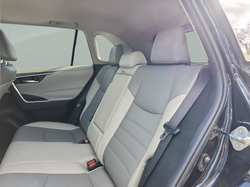 Used 2019 Toyota RAV4 XLE Premium image 17