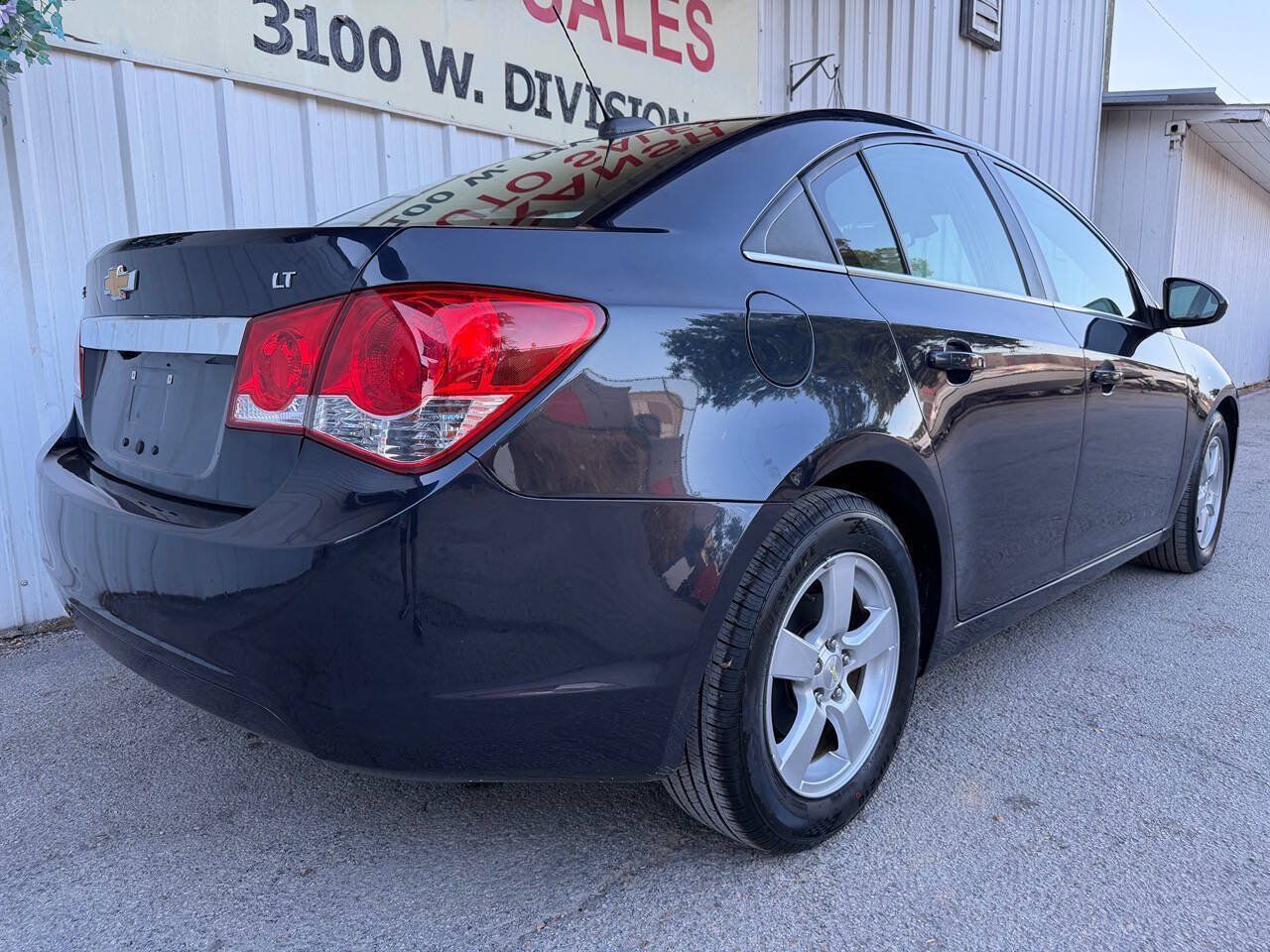 Used 2015 Chevrolet Cruze LT w/ Technology Package FWD image 4