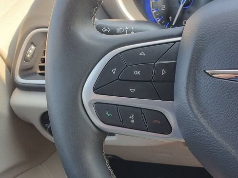Used 2024 Chrysler Pacifica Touring-L FWD image 14