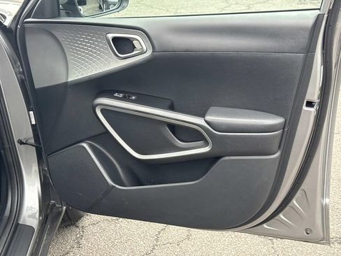 Used 2025 Kia Soul LX w/ LX Technology Package FWD image 8