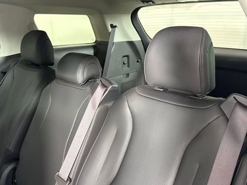 Used 2025 Kia Carnival image 24