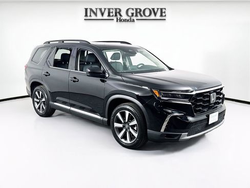 Used 2025 Honda Pilot Touring image 3