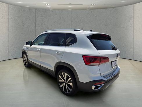 Used 2022 Volkswagen Taos SE FWD image 3