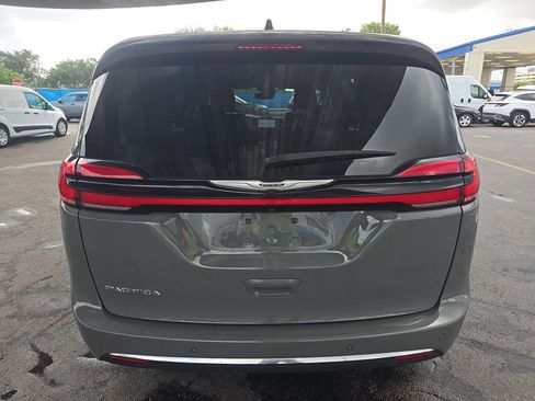 Used 2023 Chrysler Pacifica Touring-L FWD image 7