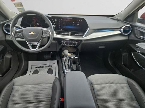 Used 2025 Chevrolet Trax LT w/ LT Convenience Package image 10