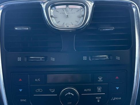 Used 2015 Chrysler Town & Country Touring image 36