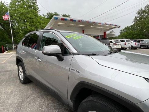 Used 2021 Toyota RAV4 LE AWD/4WD image 10