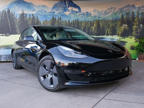 Used 2023 Tesla Model 3 Standard Range image 3