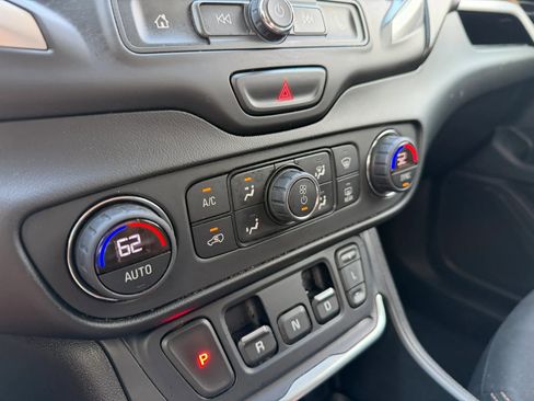 Used 2018 GMC Terrain SLE w/ Driver Convenience Package image 14