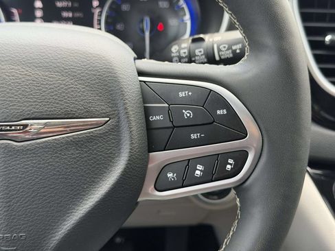 Certified 2024 Chrysler Pacifica Touring-L FWD image 10