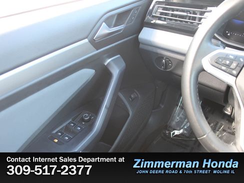 Used 2025 Volkswagen Jetta SE FWD image 13