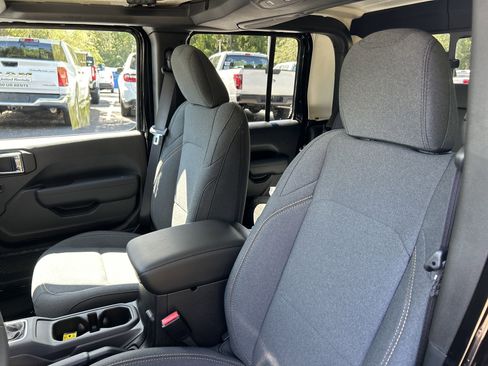 New 2025 Jeep Gladiator Sport image 15