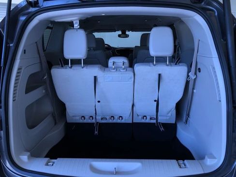 Used 2017 Chrysler Pacifica Touring-L FWD image 32