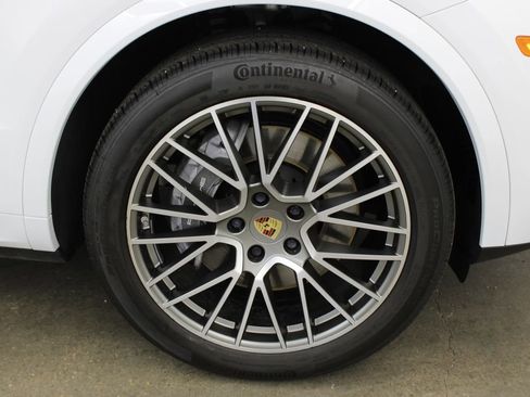Certified 2023 Porsche Cayenne Platinum Edition image 14