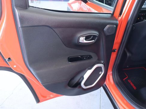 Used 2018 Jeep Renegade Latitude w/ Popular Equipment Group FWD image 28