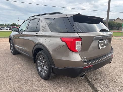 Used 2021 Ford Explorer XLT w/ Equipment Group 202A RWD image 3