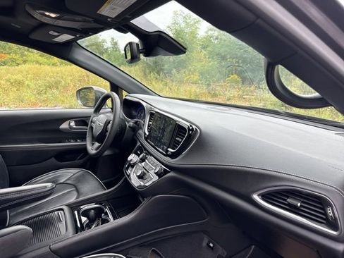 Used 2022 Chrysler Pacifica Limited w/ Uconnect Theater Family Group image 11