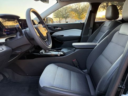 Used 2025 Chevrolet Trax LT image 27