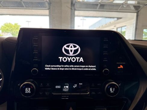 Used 2020 Toyota Highlander XLE FWD image 26