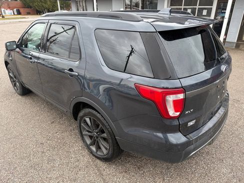Used 2017 Ford Explorer XLT w/ XLT Appearance Package image 8