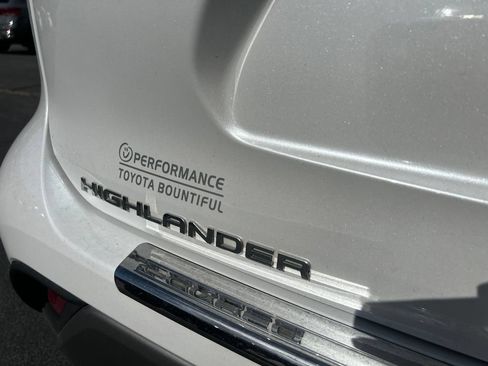 Used 2022 Toyota Highlander Platinum FWD image 8
