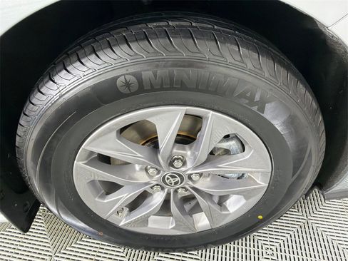 Used 2025 Toyota Sienna XLE image 13