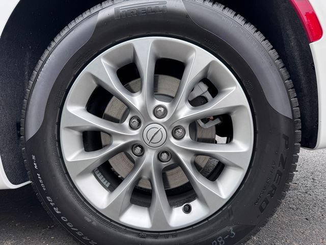 New 2025 Chrysler Pacifica Select AWD/4WD image 32