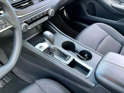 Used 2025 Nissan Altima 2.5 SV image 16