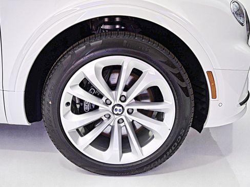 New 2025 Bentley Bentayga Plug-In Hybrid image 46