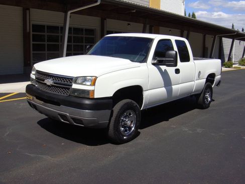 Used 2005 Chevrolet Silverado 2500 LT RWD image 2