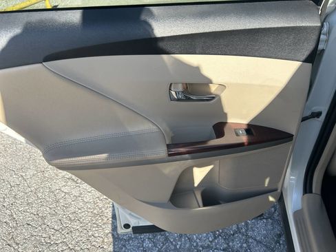 Used 2010 Toyota Venza AWD image 16