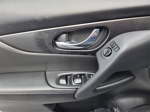 Used 2018 Nissan Rogue SV image 22