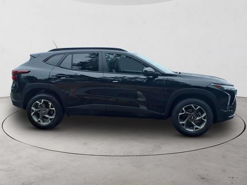 Used 2024 Chevrolet Trax LT w/ LT Convenience Package FWD image 4