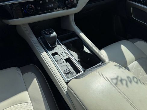 Used 2022 Nissan Pathfinder Platinum w/ Lighting Package (N92) FWD image 15