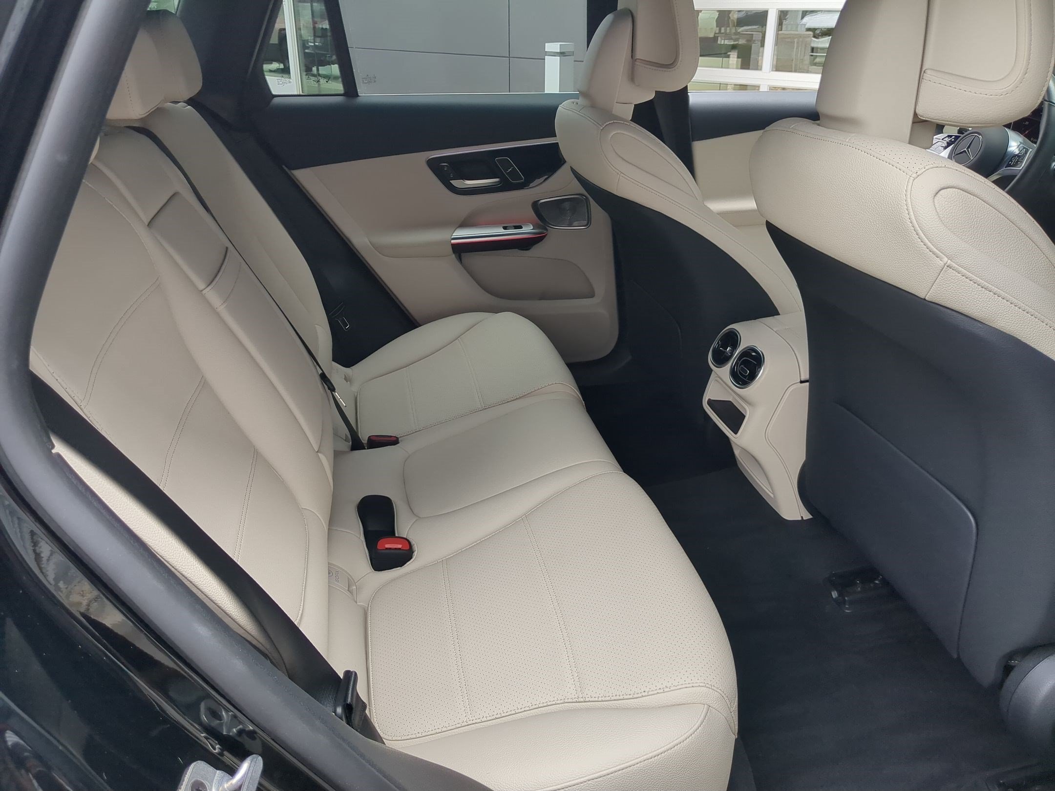 Used 2025 Mercedes-Benz GLC 350e 4MATIC image 29