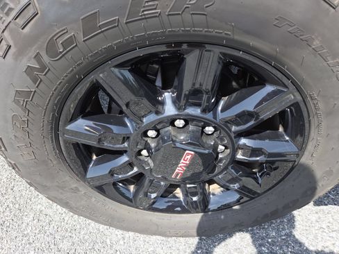 Used 2026 GMC Sierra 2500 AT4 w/ AT4 Premium Plus Package AWD/4WD image 15